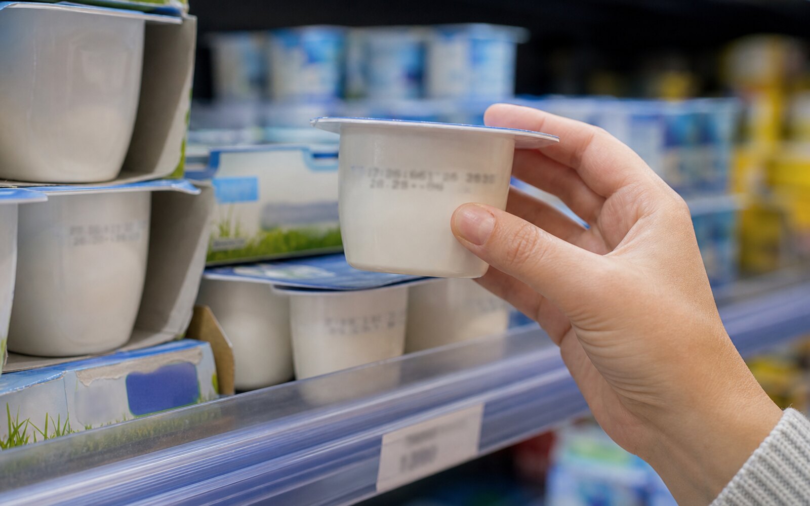 Date limite de consommation imprimée sur un yaourt en rayon frais